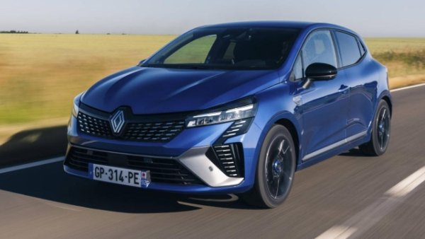 Обратно в Европа, за да разгледаме Renault Clio - 405 см дължина, 180 ширина и 144 височина. Плюс багажно отделение от 300 литра, което може да се разшири до 1069 чрез сгъване на задния ред.

Както вече видяхме при Hyundai i20, и в този случай хибридната версия, единствената оборудвана с автоматична скоростна кутия, намалявае багажното до 254/979 литра поради наличието на батерия под пода. Това е версията 1.6 E-Tech 145, пълен хибрид, който използва четирицилиндров атмосферен двигател с 94 к.с. и два електрически мотора за системна мощност от 145 к.с. 

Тягата е предна, скоростната кутия е добре познатата 4+2-степенна роботизирана. Има 4 предавателни числа за двигателя с вътрешно горене и 2 за електрическия за общо 15 възможни комбинации. Ускорява от 0-100 км/ч за 9,3 секунди, а максималната скорост е 174 км/ч. Отличен разход - 4,2 литра на сто. Започва от 37 290 лева..